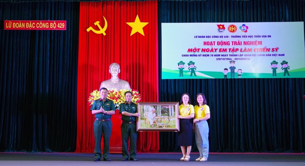 Trường TH Trần Văn Ơn tổ chức hoạt động trải nghiệm "Một ngày em tập làm chiến sĩ"