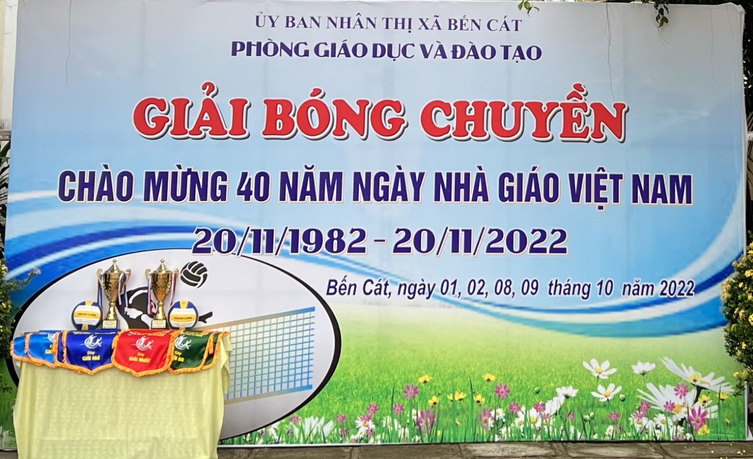 Phòng Giáo dục và Đào tạo thị xã Bến Cát đã tổ chức Lễ bế mạc  và trao giải Bóng chuyền truyền thống lần thứ nhất chào mừng kỉ niệm 40 năm ngày Nhà giáo Việt Nam (20/11/1982-20/11/2022)